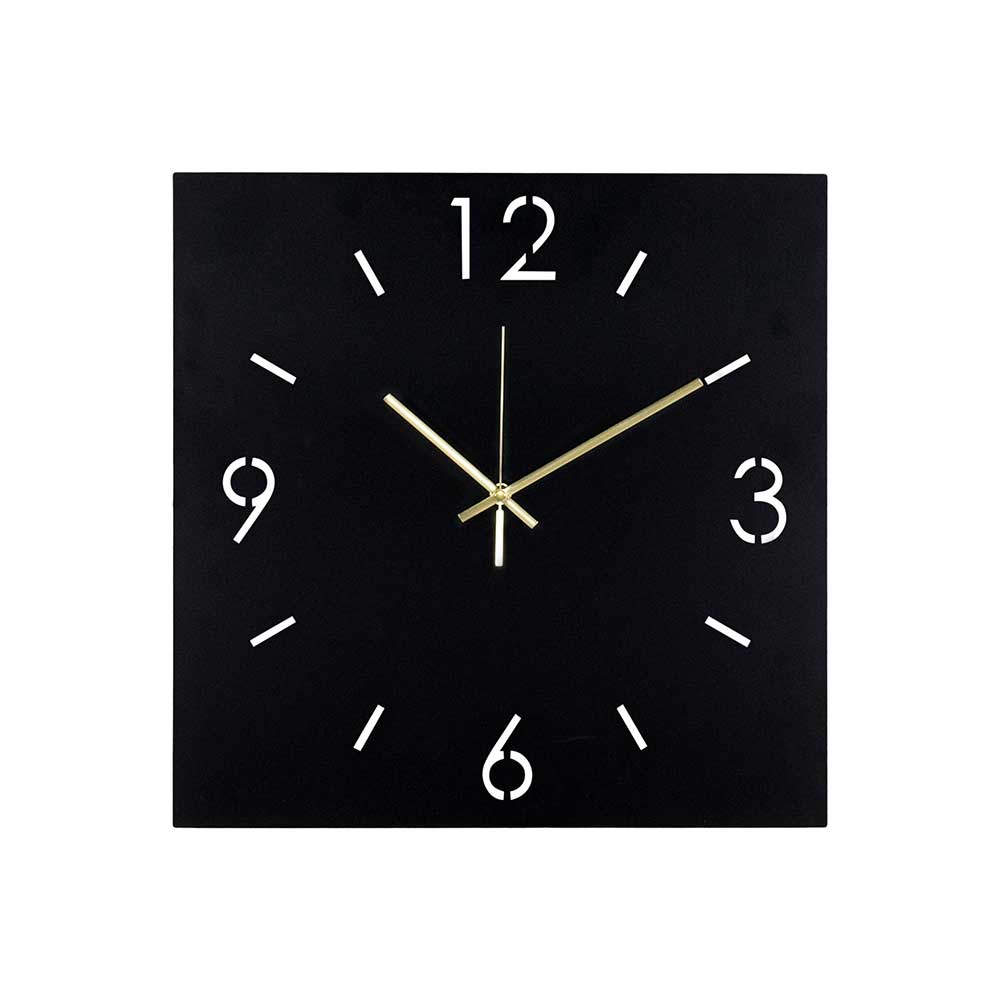 Quadratische Wanduhr in Schwarz mit goldenen Zeigern und weißen Ziffern und Strichmarkierungen   – Britain