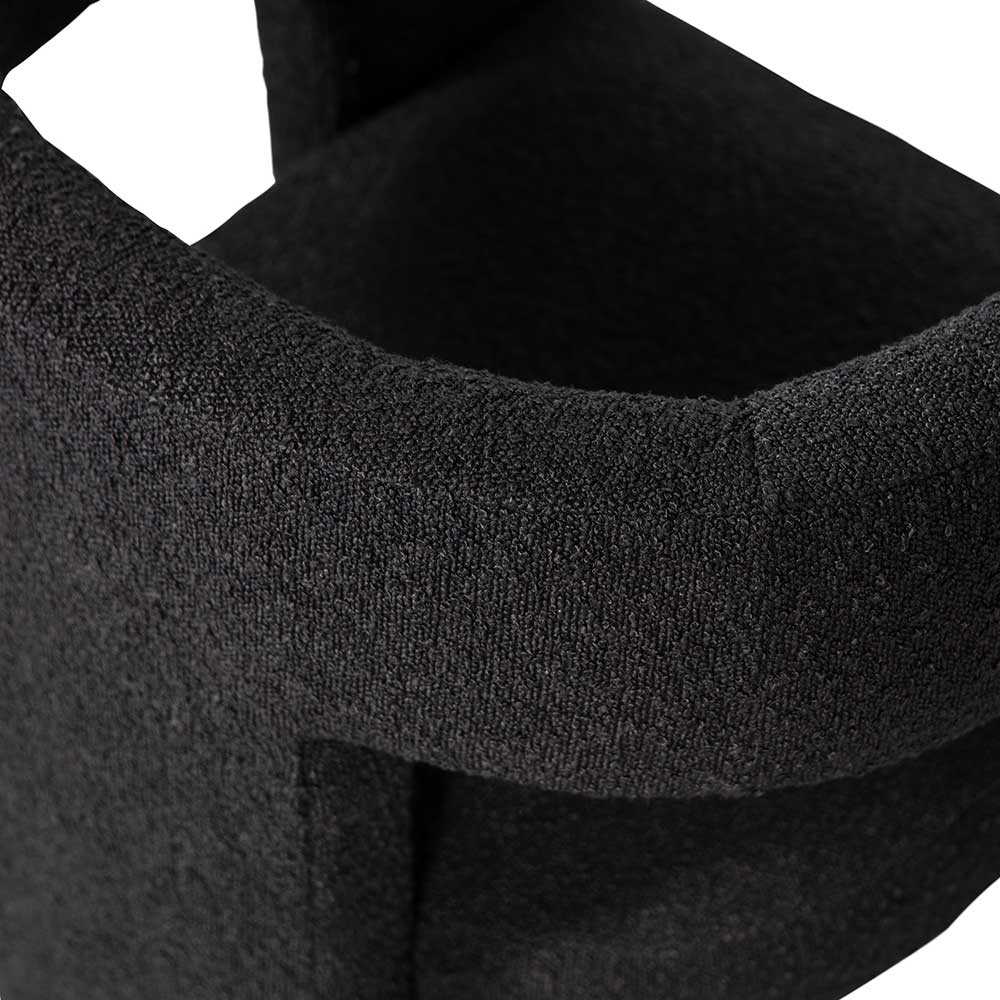 Innenansicht der geschwungenen Armlehne mit Boucle-Stoff des Loungesessels – Seanno