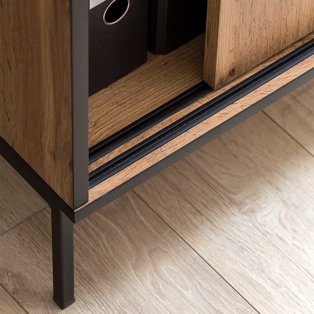 Home Office Schrank mit schwarzen Metallbeinen und Schiebetürschiene auf Holzfußboden – Zustic