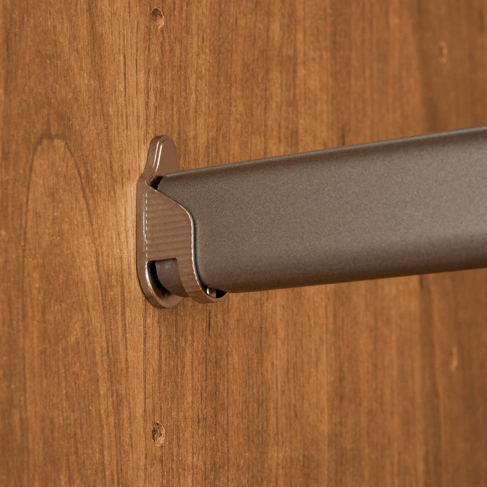 Endstück der Kleiderstange mit robuster Metallhalterung im Holzschrank befestigt – Dilacco