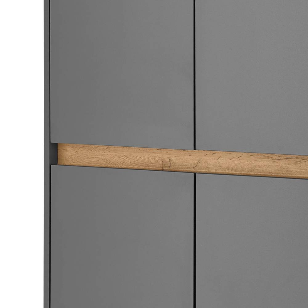 Holz-Akzentstreifen in Eiche-Optik zwischen den dunkelgrauen Schrankelementen, modernes Design – Ahilav