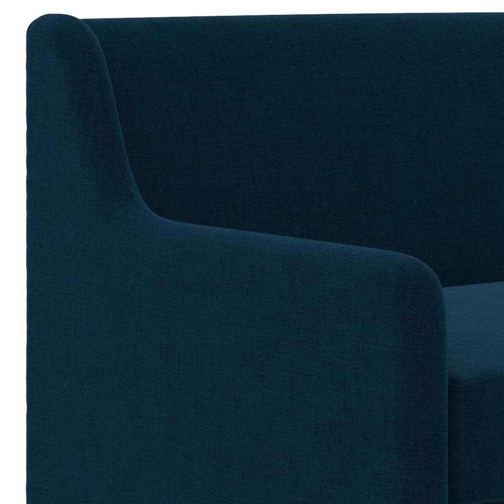 Detailansicht der geschwungenen Armlehne und Rückenlehne des dunkelblauen Stoffsofas – Agadi