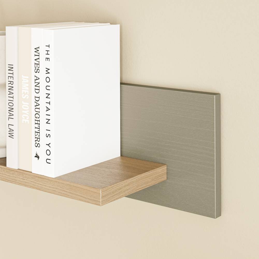 Nahaufnahme des Wandregals mit Holzablagefläche und grau-grüner Rückwand für Bücher und Dekoration – Promo
