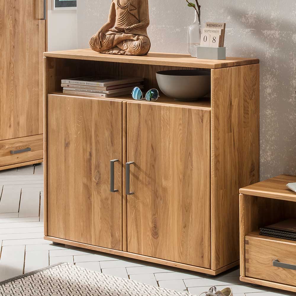 Niedriger Holzschrank mit zwei Türen, offenen Fächern und dunklen Metallgriffen – Teano