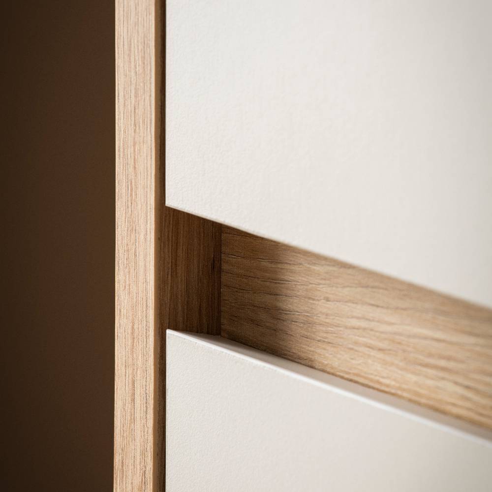 Detail des Highboards mit Spalt zwischen den hellen Fronten und Korpus in Wildeiche Holzoptik – Spain