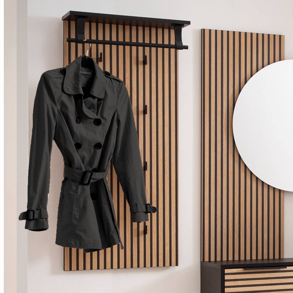 Flur Garderobe aus Holzlamellen und schwarzem Metall mit hängendem Mantel – Duran