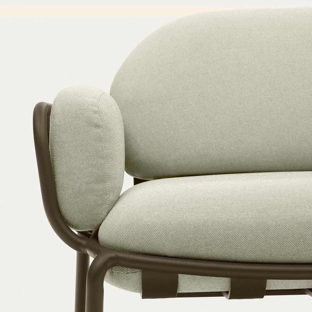 Detail des gepolsterten Armteils des Outdoor-Sofas für entspannte Stunden – Ocna