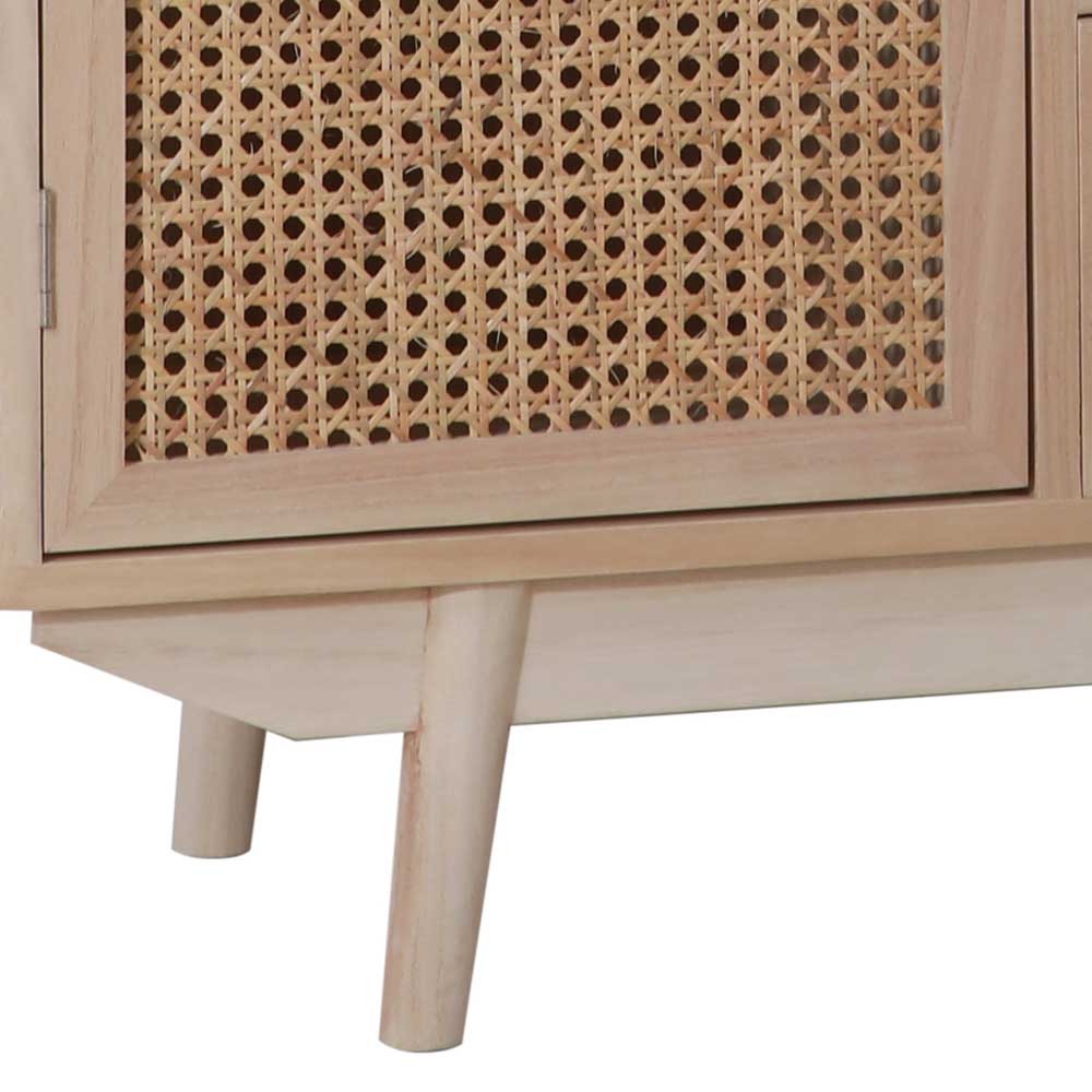 Detailansicht der ausgestellten Holzbeine und der Rattanfront der Kommode – Oncinasa