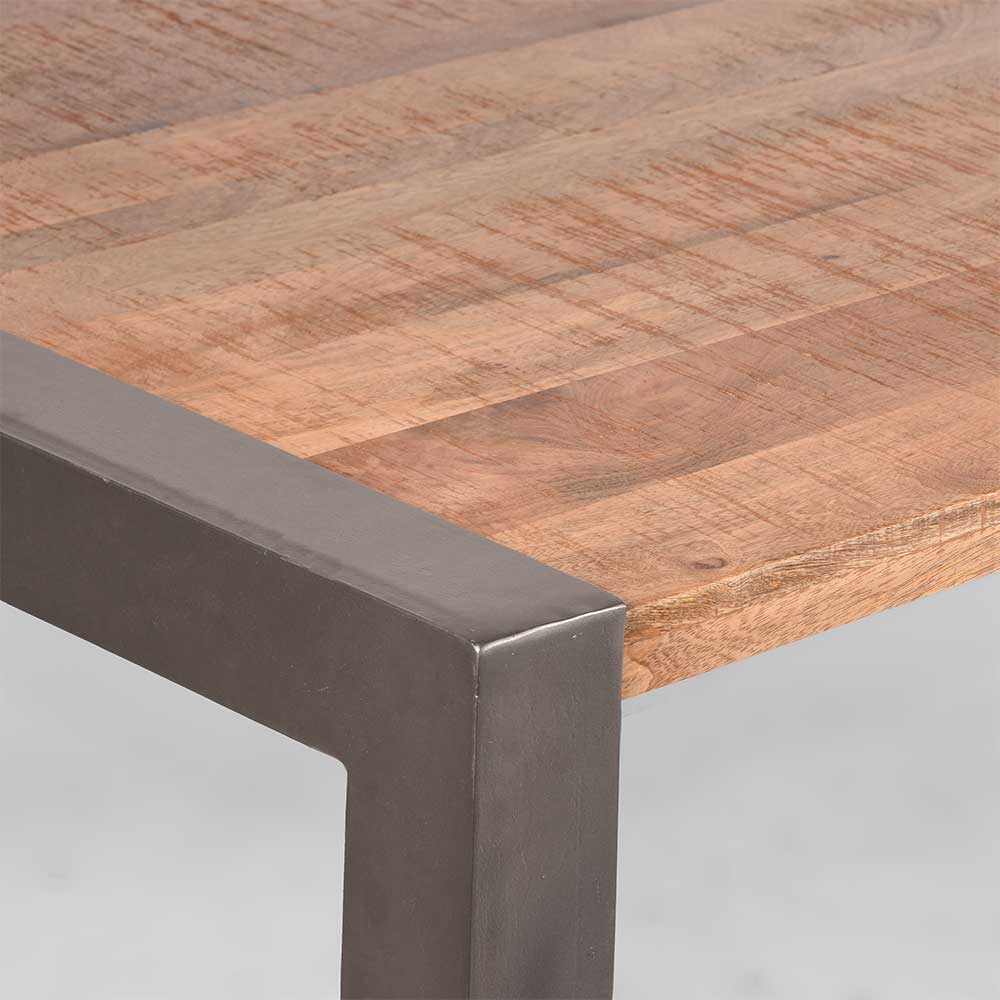 Eckdetail der Mangoholz-Tischplatte mit sichtbarer Maserung und grauem Metallrahmen – Suvernos
