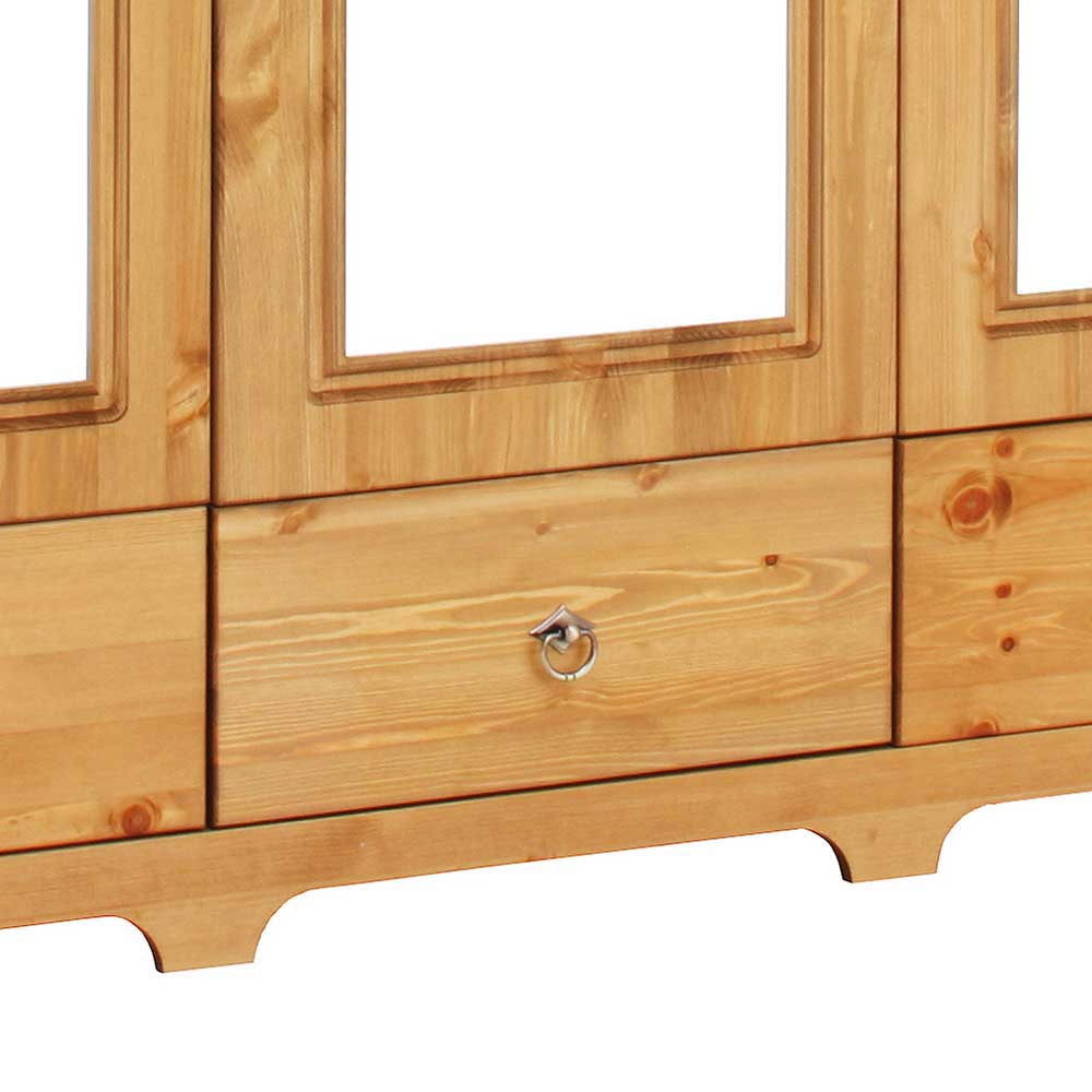 Schublade des Massivholz Kleiderschranks mit antikem Metallgriff und geschwungenem Sockelprofil – Imressa