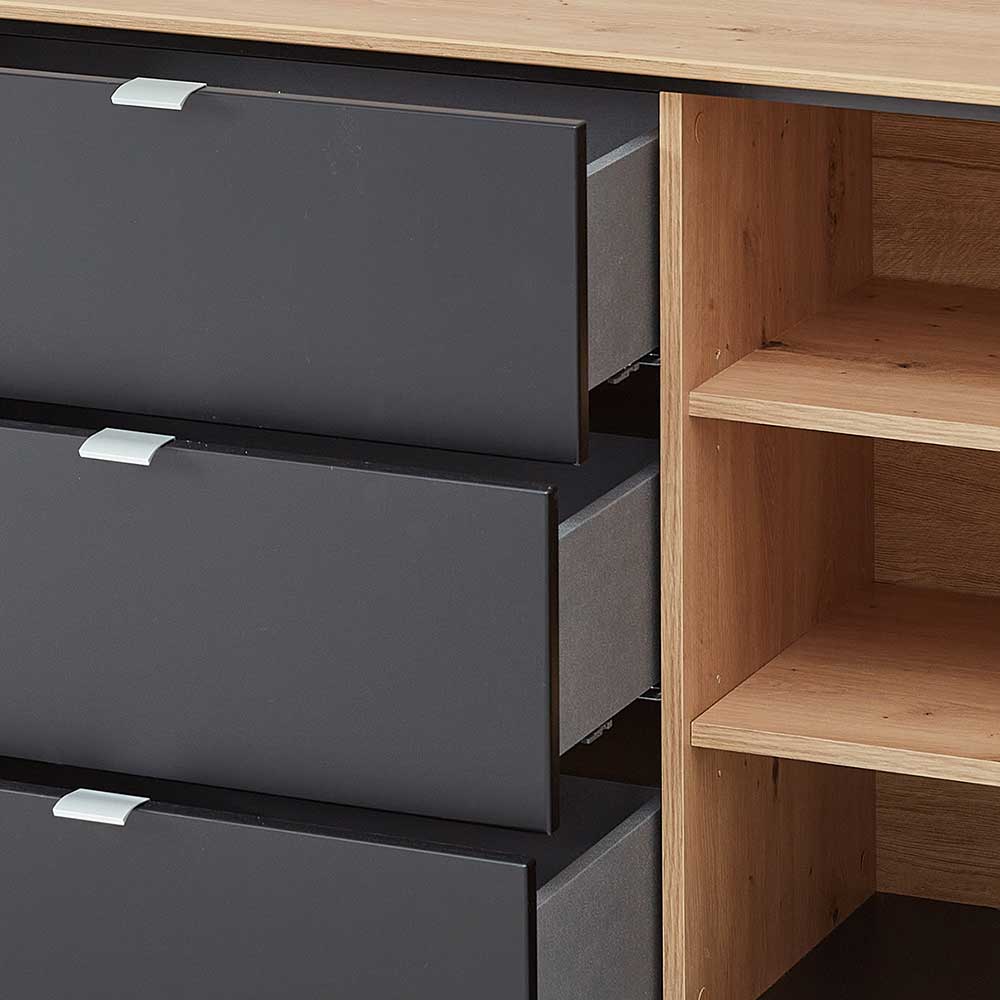 Offene Schubladen und Regalfächer des modernen Sideboards für zusätzlichen Stauraum – Hilona
