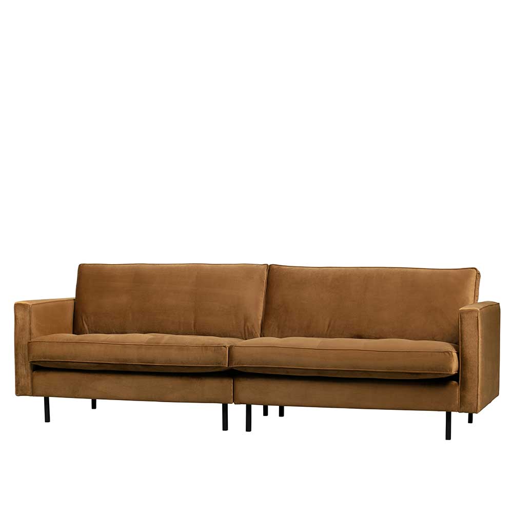 Honigfarbenes Wohnzimmersofa mit Samtbezug und schwarzen Metallfüßen in eleganter, moderner Optik – Saguan