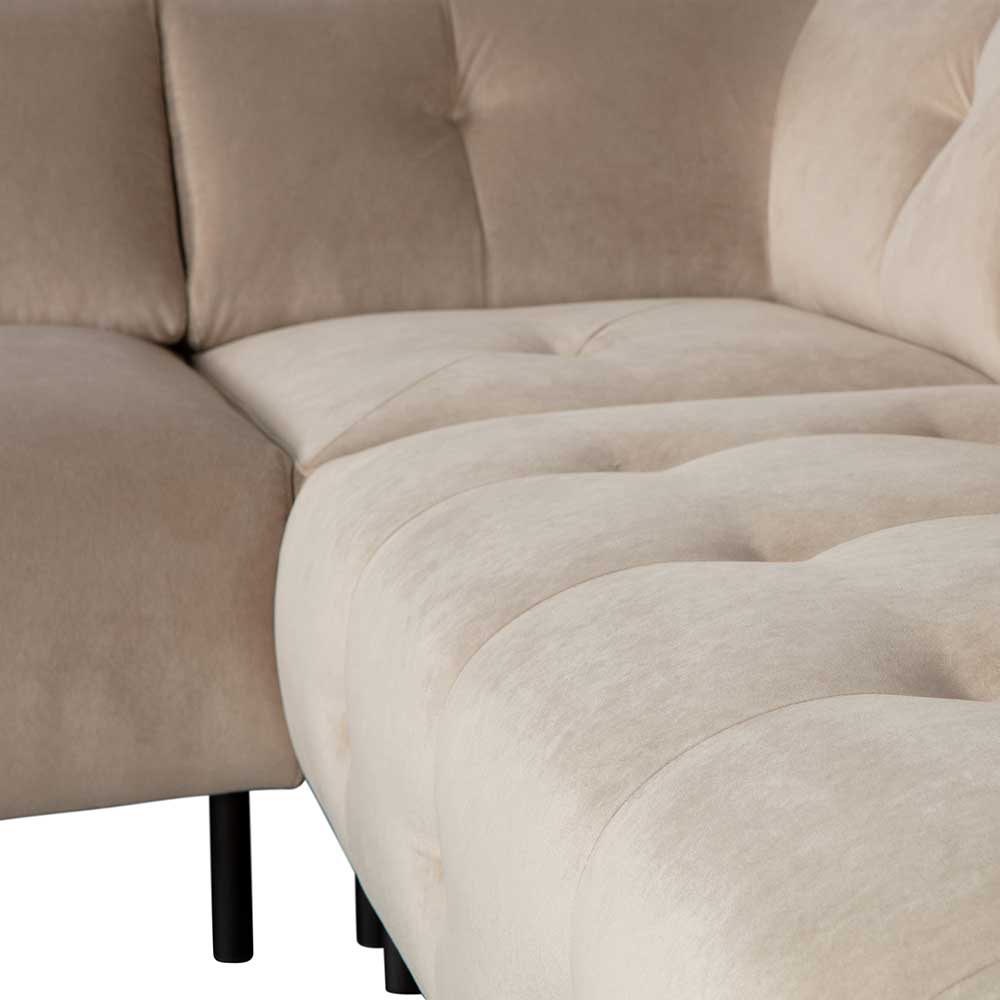 Gesteppte Sitzfläche und Eckbereich des bequemen Samtsofas in Cremefarbe – Montreneva