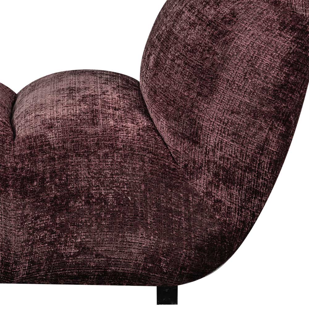 Seitenprofil des violetten Loungesessels aus Chenille-Stoff mit ergonomischer Formgebung – Kavos