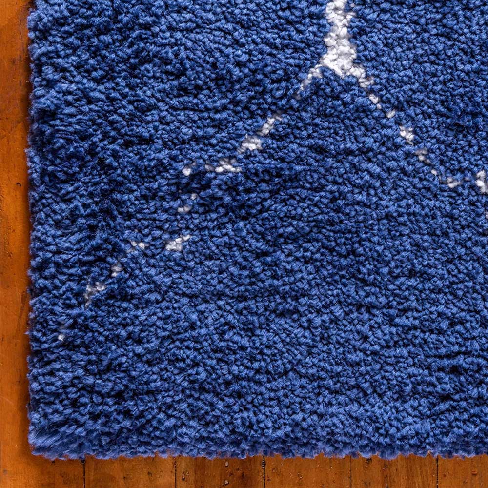Blauer Zottelteppich Läufer mit weißem Kachelmuster und flauschiger Textur – Tonnia