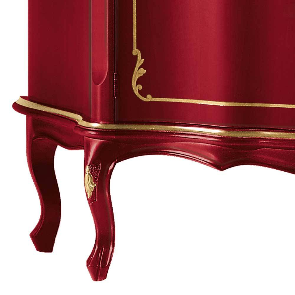 Geschwungene Beine und goldene Zierleisten der roten Kommode im eleganten Barockstil – Julya