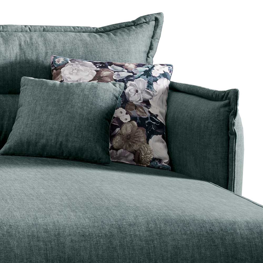 Großzügige Chaiselongue des petrolblauen Ecksofas mit bequemer Polsterung und Kissen – Elyett