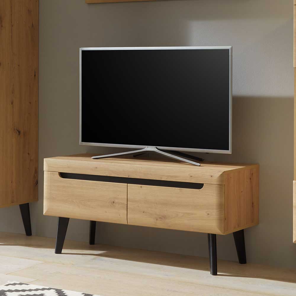TV Board in Eichenoptik mit Fernseher im Wohnzimmer als stylisches Medienmöbel – Olcian