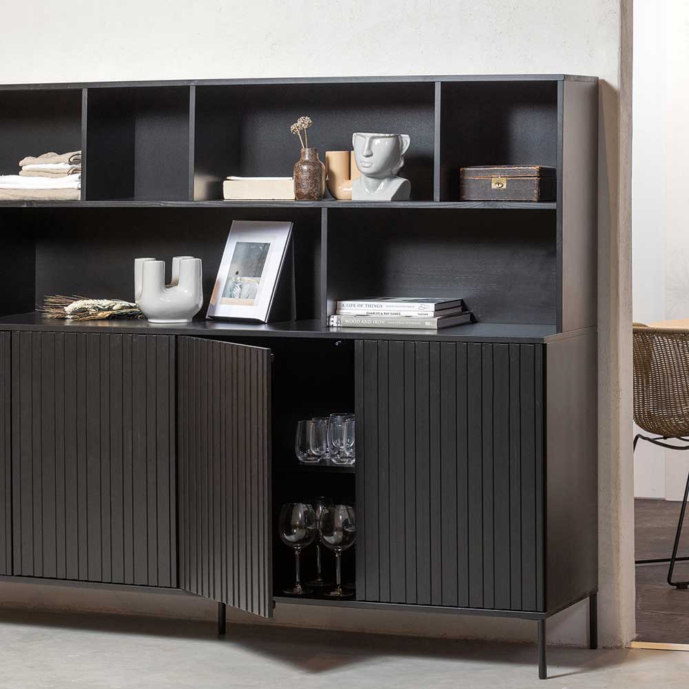 Schwarzes Sideboard mit Regal und offener Tür in einer Wohnraumszene – Princiva