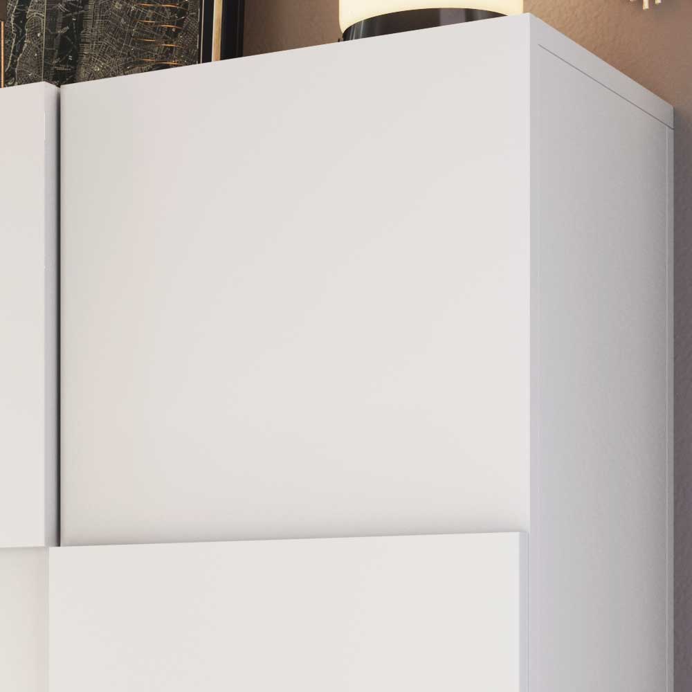 Oberer Teil des glänzend weißen Garderobenschranks mit geschlossenen Türen, minimalistisches Design – Castalla