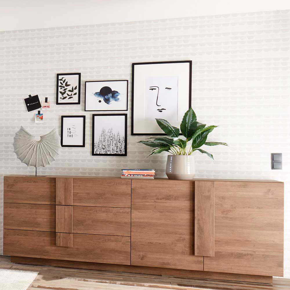 Gesamtansicht des eleganten Holz-Sideboards mit drei Schubladen und zwei geschlossenen Türen – Basento