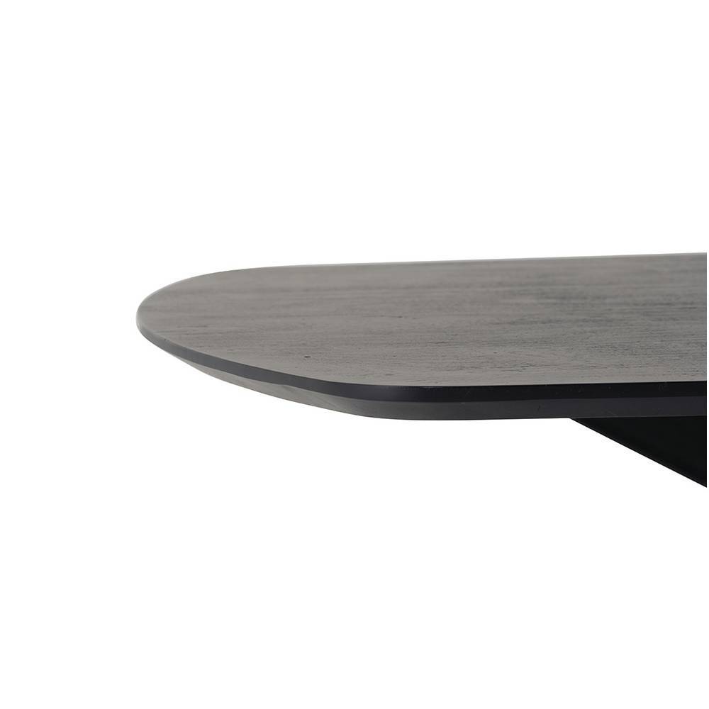 Schwarze Massivholz Tischkante mit sichtbarer Holzmaserung des Esszimmertisches – Bebing