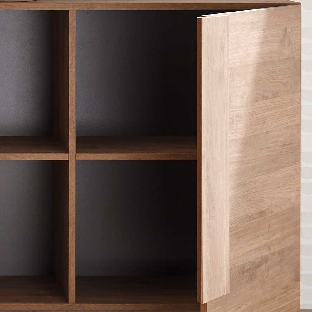 Die offenen Fächer des Sideboards zeigen den praktischen Stauraum im dunklen Innenbereich – Basento