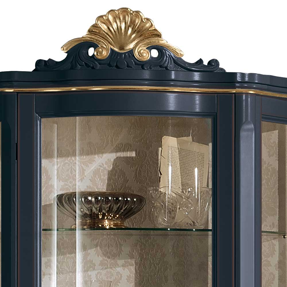 Oberes Zierelement der dunkelblauen Vitrine mit goldener Muschelverzierung und Glasfront – Otaligo