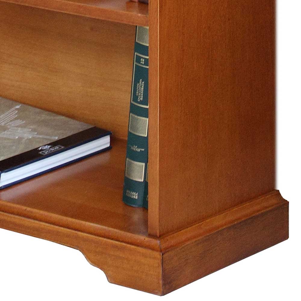 Braunes Holzregal Detail der unteren Ecke mit Ablagefach und Büchern – Kimms