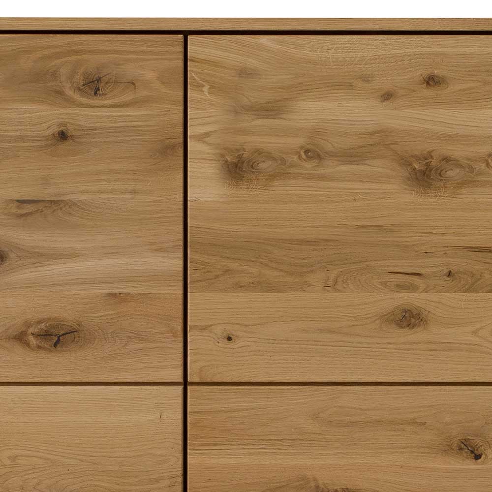 Wildeiche Massivholzschrank mit detaillierten Holzfronten und natürlicher Maserung im mittleren Bereich – Obinson