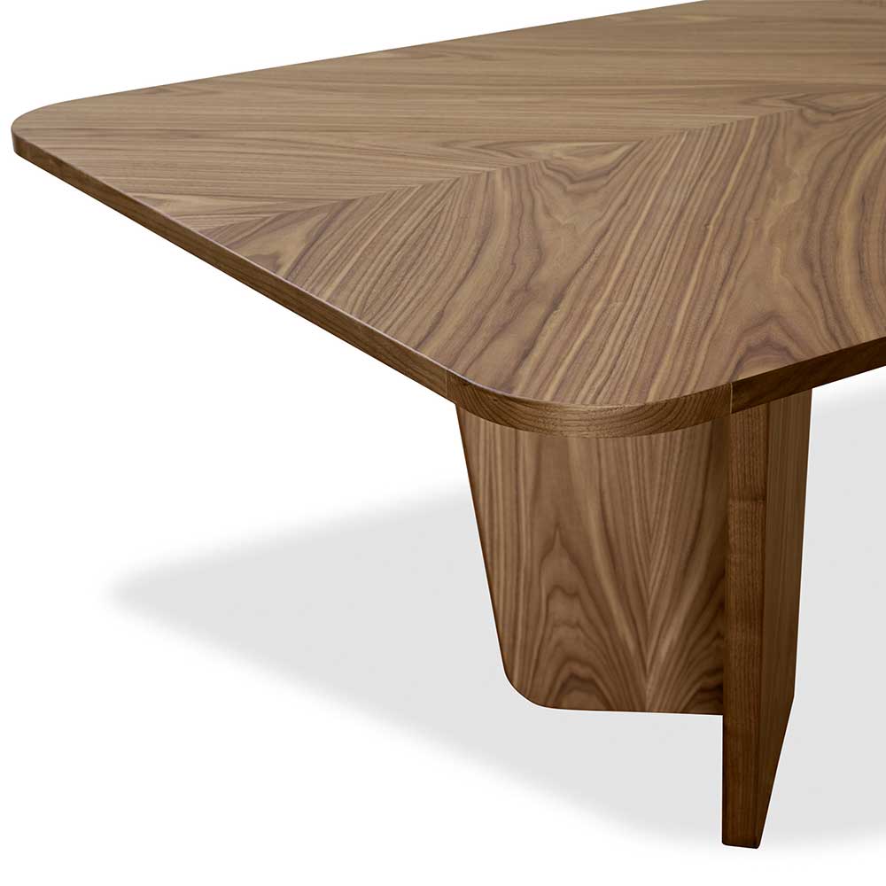 Design Esszimmertisch aus Holz mit abgerundeten Kanten und markanter Holzmaserung auf der Tischplatte – Queens