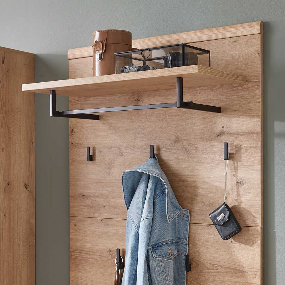 Garderobenpaneel aus Holz mit Hutablage, schwarzer Kleiderstange und Haken – Latenda
