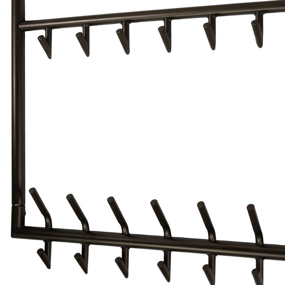 Mittlerer Bereich der Garderobe mit insgesamt 14 stabilen Haken aus dunklem Metall – Matura