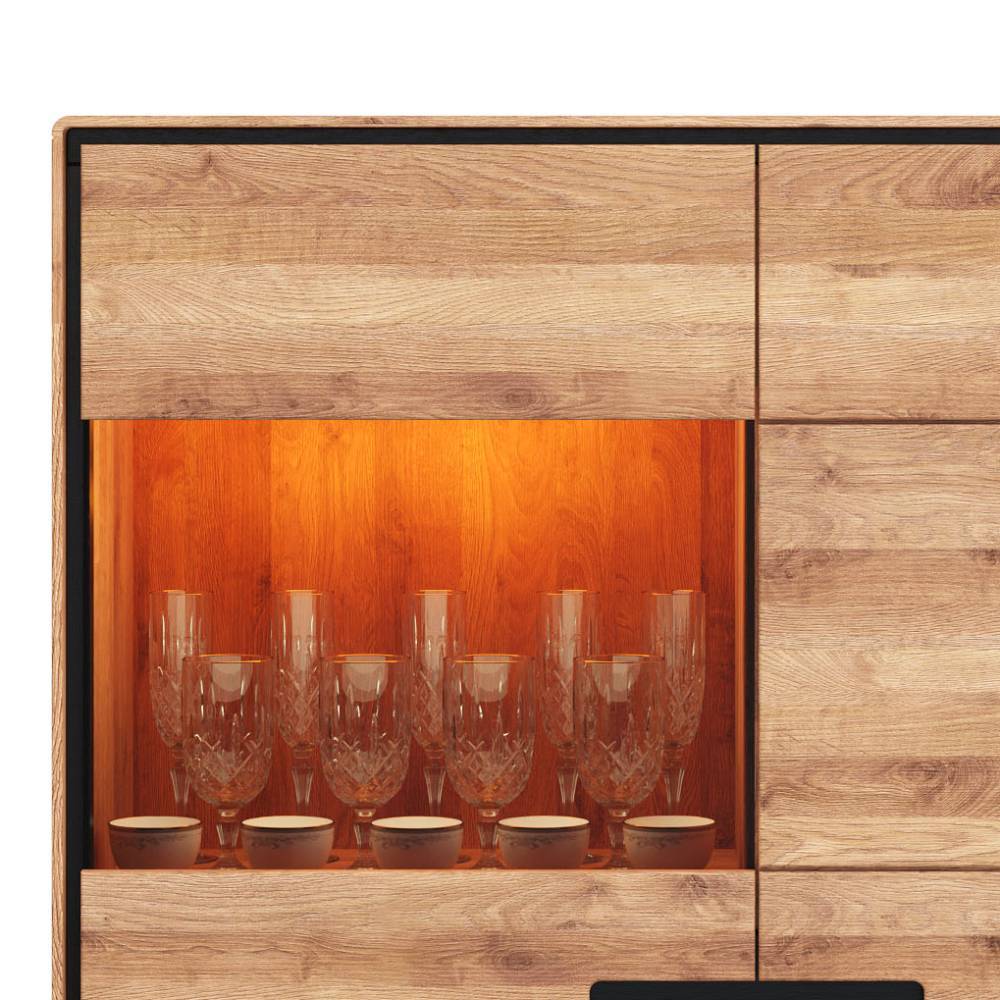 Beleuchteter Glaseinsatz der Highboard Vitrine mit integrierter LED-Beleuchtung für stimmungsvolle Akzente – Shipper