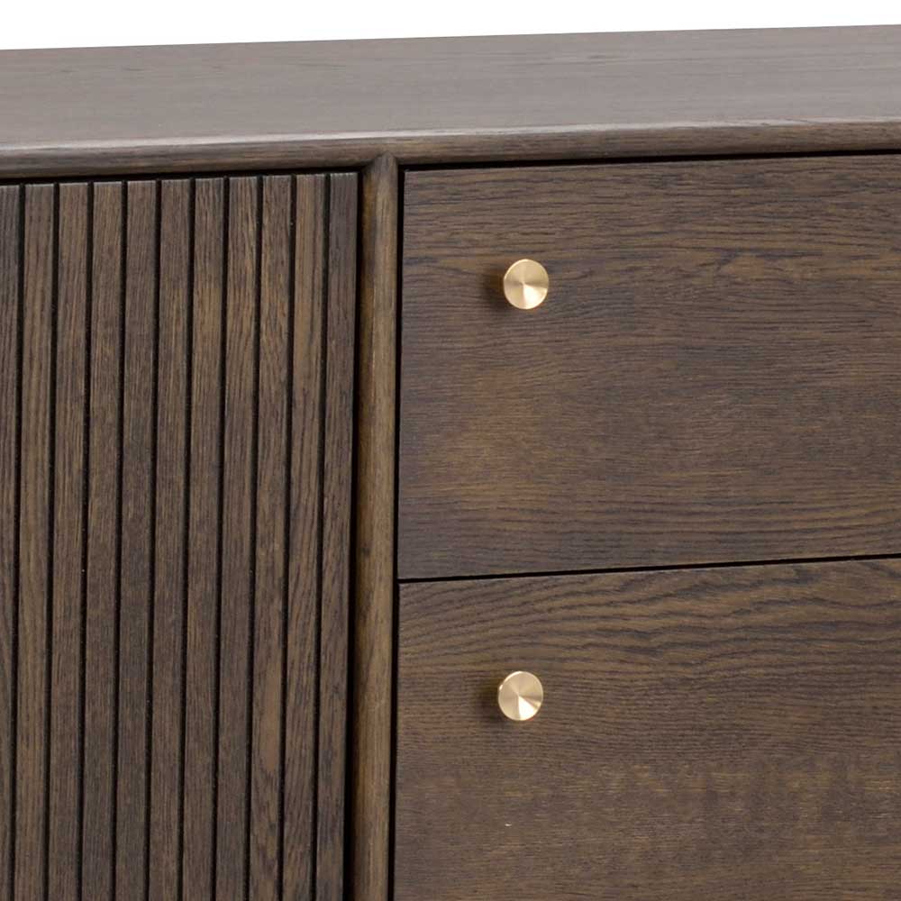 Übergang der geriffelten Schranktüren zur glatten Schublade des Eiche Sideboards mit Messingknopf – Cuzliav
