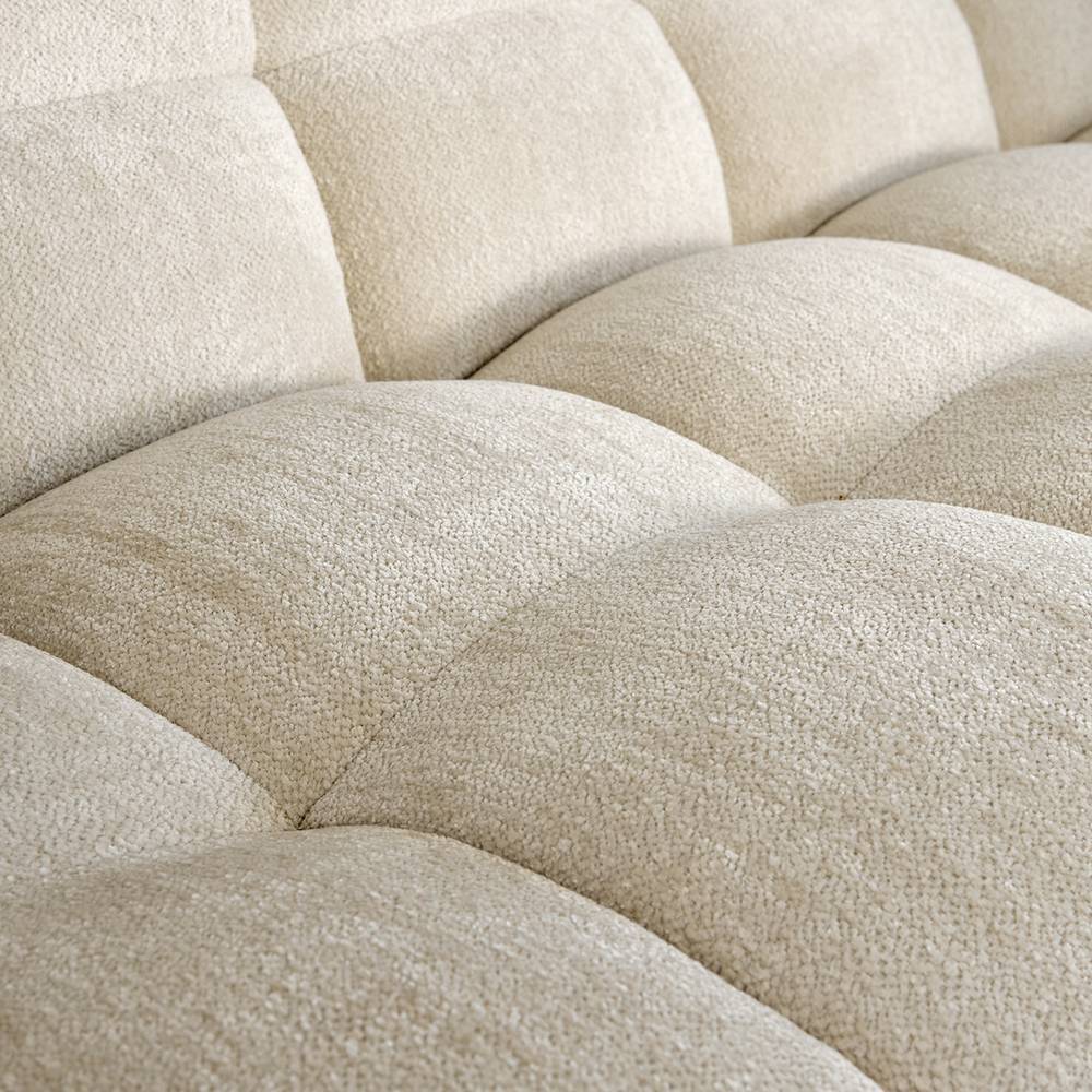Quadratische Steppung der Sitzfläche des beigen Boucle Sofas mit feiner Stoffstruktur – Vedition