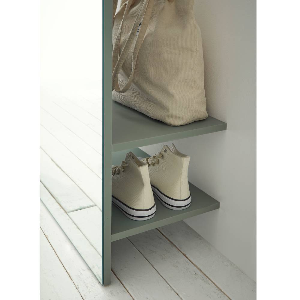 Garderobe mit Spiegelfront, zwei graugrünen Regalböden und Ablage für Schuhe und Taschen – Socotta