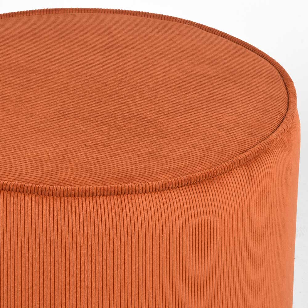 Detailansicht des runden Cord Beistellhockers in Rost Braun mit feiner Rippenstruktur – Chroma