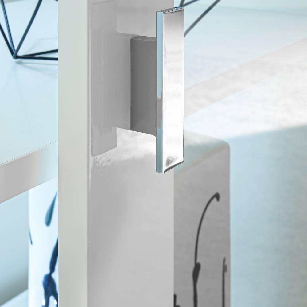 Glänzender Metallgriff an der Glasschiebetür der modernen Designvitrine – Memphys