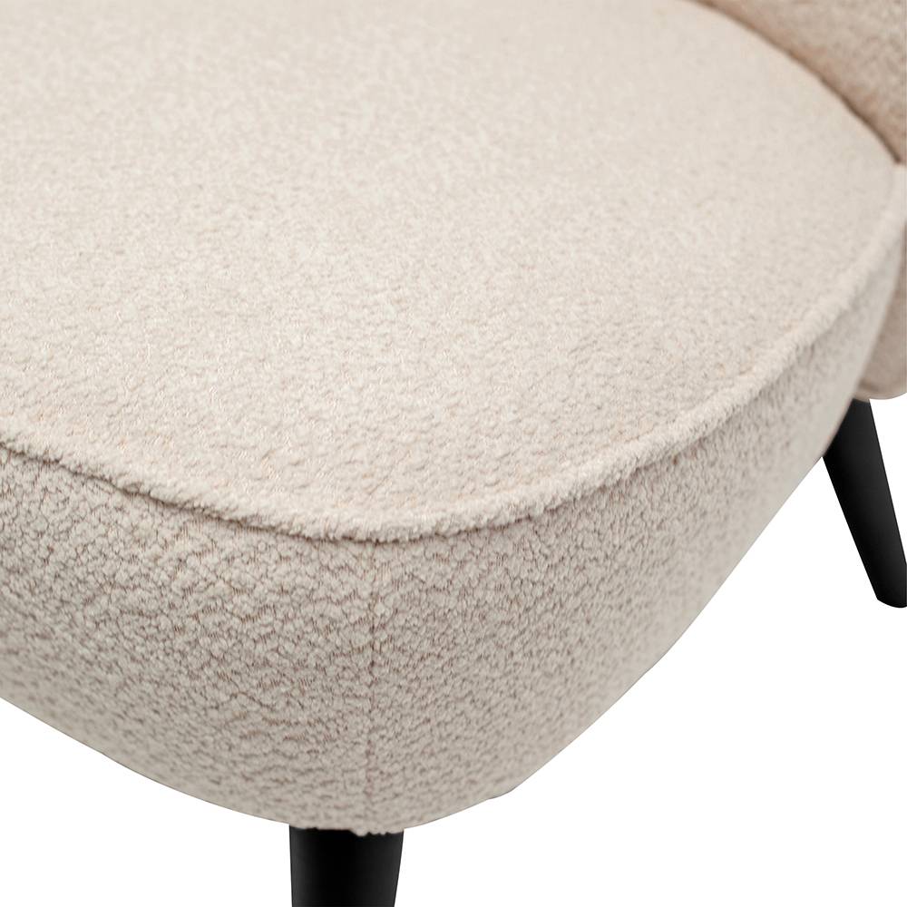 Beigefarbene Boucle-Sitzfläche und schwarzer Möbelfuß der modernen Polstercouch – Luvrenossa