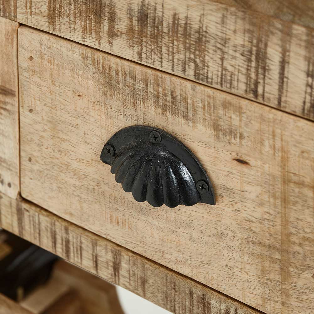 Schwarzer Muschelgriff aus Metall an der Schublade des rustikalen Barwagens – Radulyn