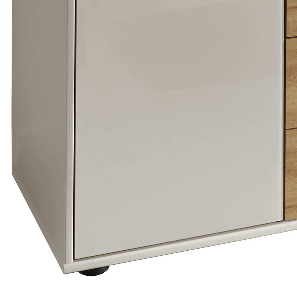 Beige Kommode Glasfront Sockel Detail mit kleinem schwarzen Fuß – Levitanas