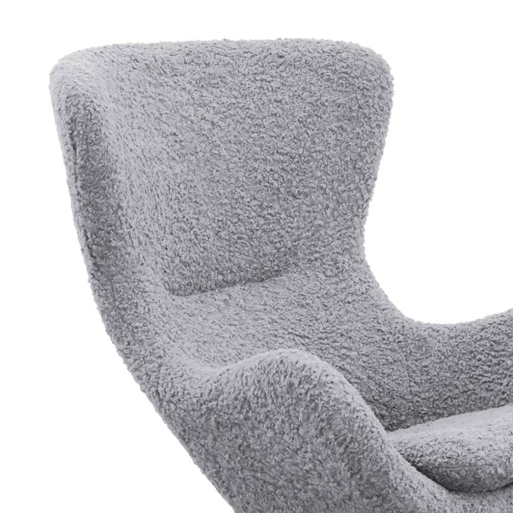 Detailansicht der hellgrauen Webplüsch-Textur und ergonomischen Form des Schaukelsessels – Vynna