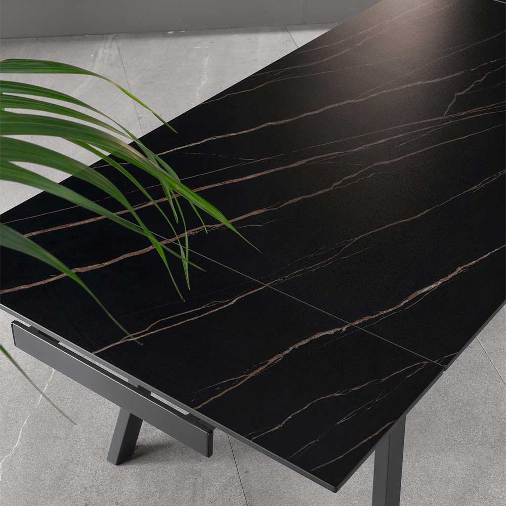 Schwarze Keramik Tischplatte in Marmoroptik mit eleganter goldener Maserung – Jula