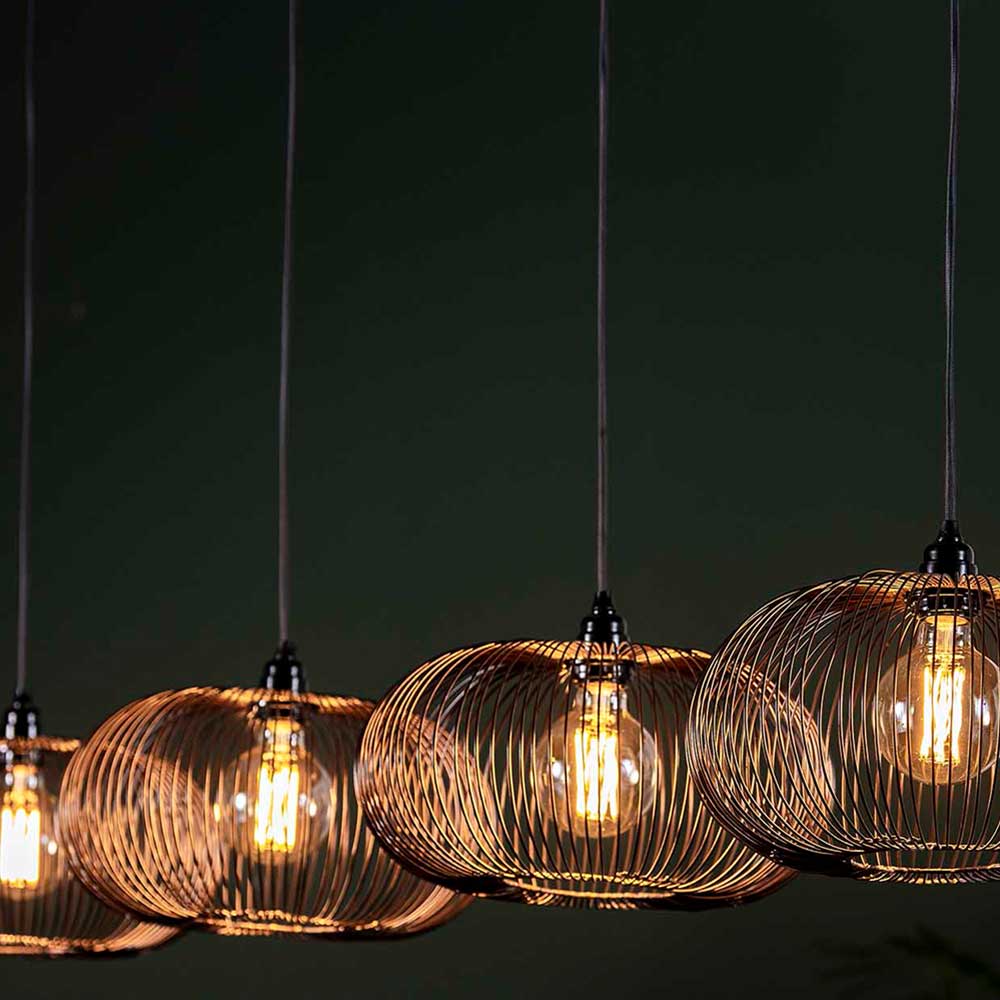 Lampenleiste mit vier kugelförmigen Lampen in Schwarz Matt für den Industrie Stil über dem Tisch – Regiao