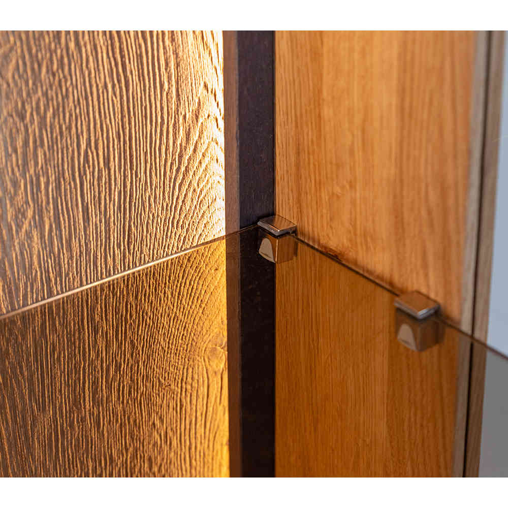 Innenbeleuchtung der Vitrine mit LED-Strip und Glasbodenträgern an der strukturierten Rückwand – Cocondar