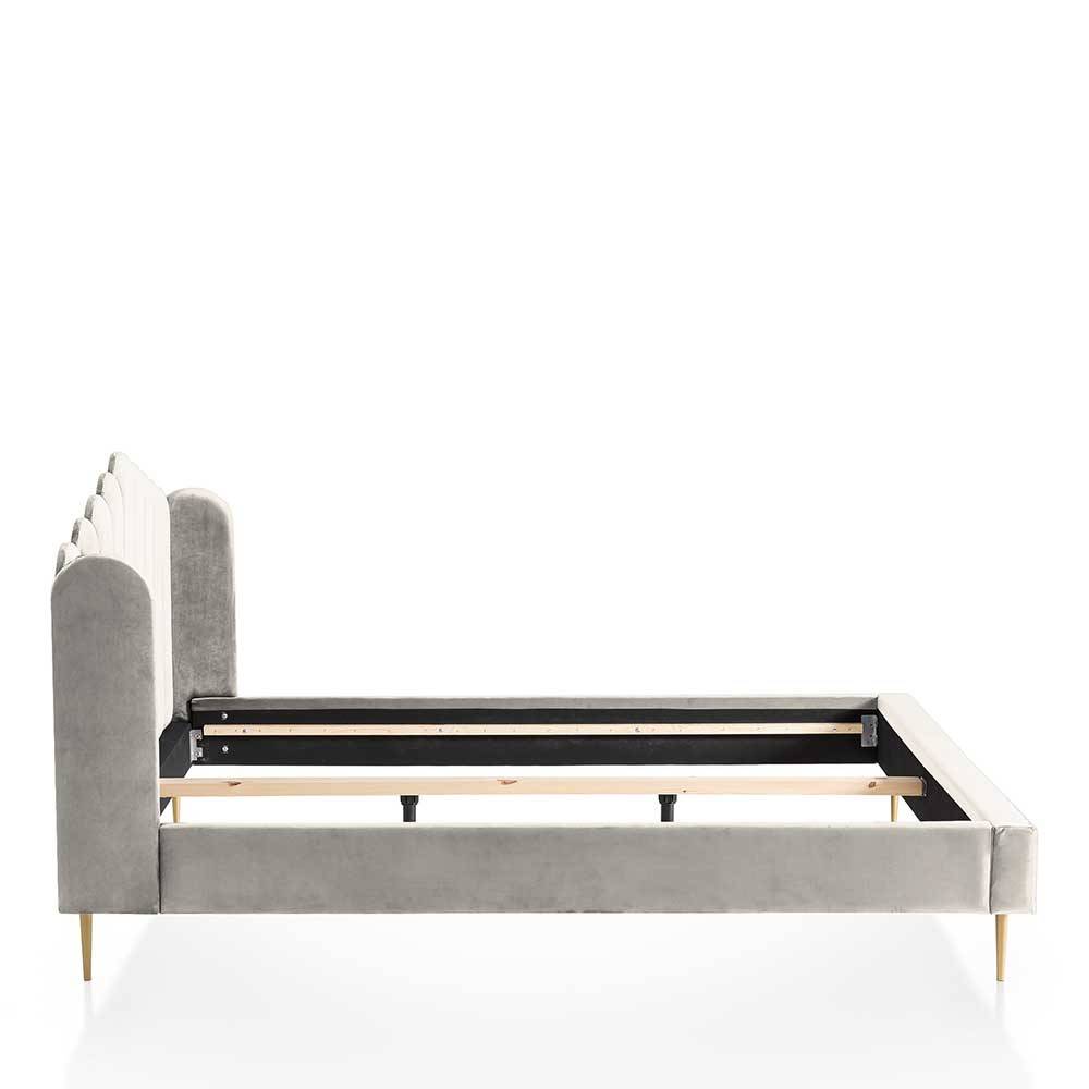 Samtbezogener Bettrahmen in Beige von der Seite mit Lattenrosthalterung – Curomma