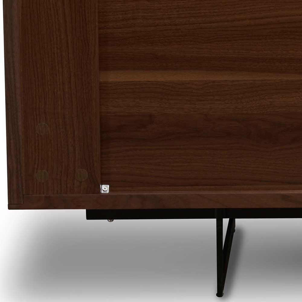 V-förmiges Bügelgestell aus schwarzem Metall unter dem Retro-Sideboard – Frenanda