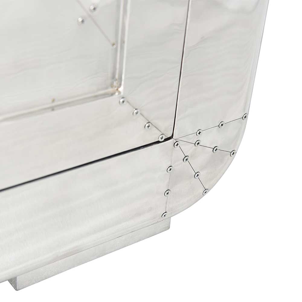 Unterer Bereich des Dielenschranks mit robustem Sockel und genieteter Aluminiumverkleidung – Pilot