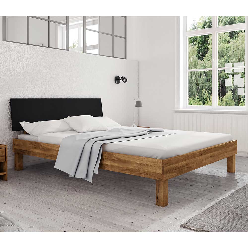 Holzbett 210cm aus massiver Wildeiche mit schwarzem Kopfteil und weißer Bettwäsche für Schlafzimmer – Olbysca